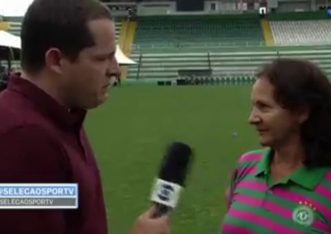 Mãe de goleiro morto faz pergunta e repórter cai aos prantos abraçado com ela