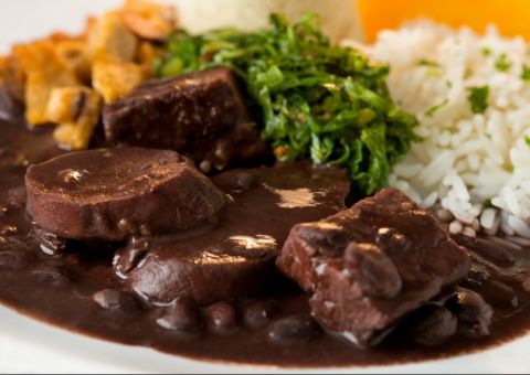 Restaurante em Manaus oferece feijoada com caipirinha liberada