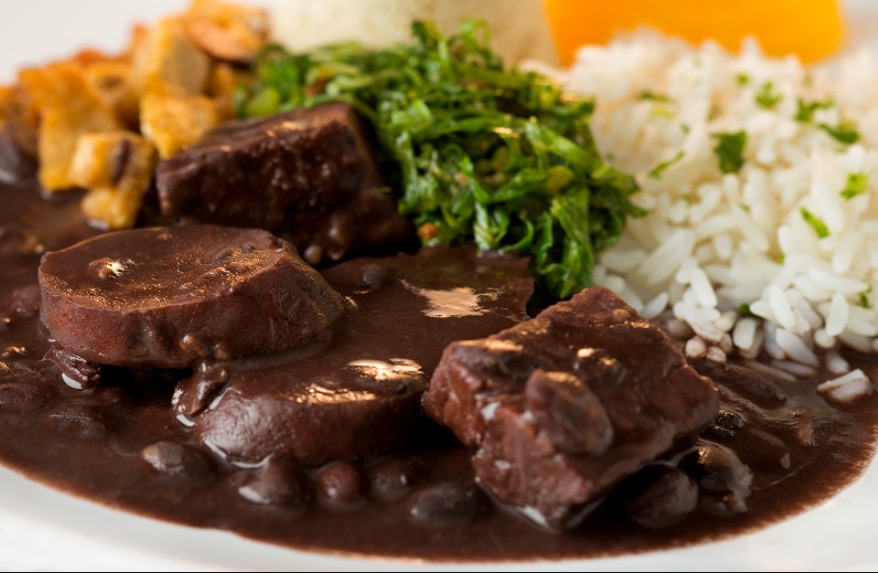 Restaurante em Manaus oferece feijoada com caipirinha liberada