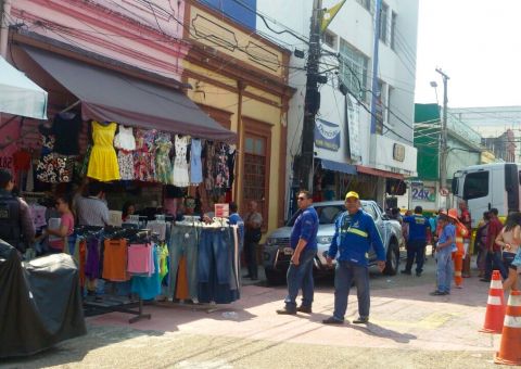Implurb apreende materiais em calçadas no centro de Manaus 