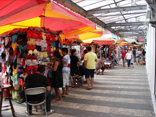 Fiscalização apreende mercadorias de camelôs no centro de Manaus 