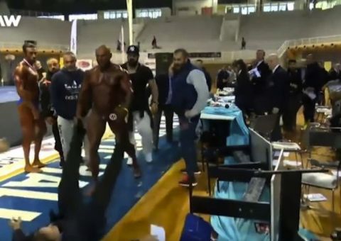 Fisiculturista revoltado com derrota mostra o pênis para juiz