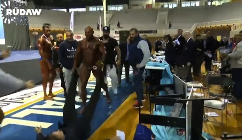 Fisiculturista revoltado com derrota mostra o pênis para juiz