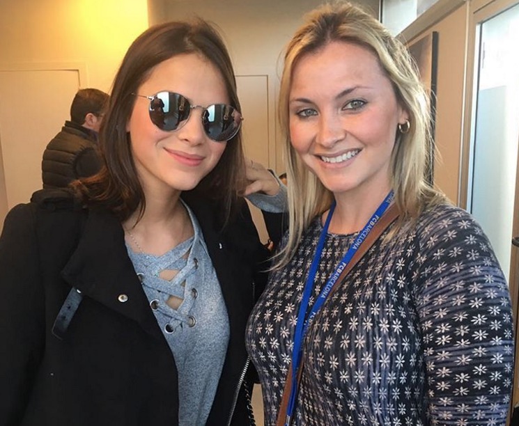 Em Barcelona, Marquezine é tietada por fã e reflexo de óculos ''entrega" detalhe