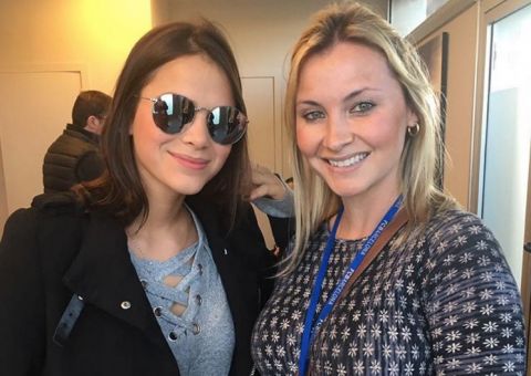 Em Barcelona, Marquezine é tietada por fã e reflexo de óculos ''entrega" detalhe