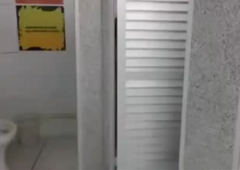 Homens são flagrados fazendo sexo dentro de banheiro de supermercado