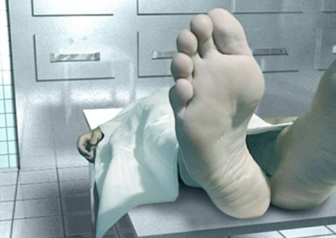 Homem declarado morto se levanta de necrotério para fazer algo inacreditável