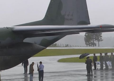 Corpos de vítimas da Chapecoense são recepcionados com aplausos no aeroporto da cidade