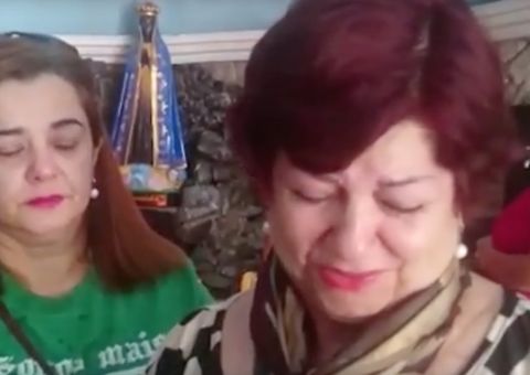 Mãe do médico da Chapecoense chora a perda do filho e diz: “ uma mãe ter que enterrar o filho, isso dói muito” 