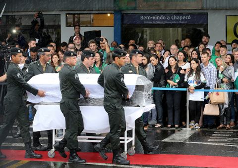 Em dia triste, Chapecó ganha homenagens e é assunto mais comentado da web