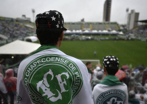 Torcedores lotam a Arena Condá para dar último adeus aos seus ídolos