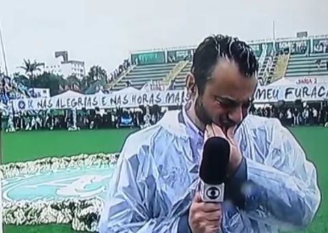 Jornalista da Globo, Eric Faria chora em campo durante velório coletivo