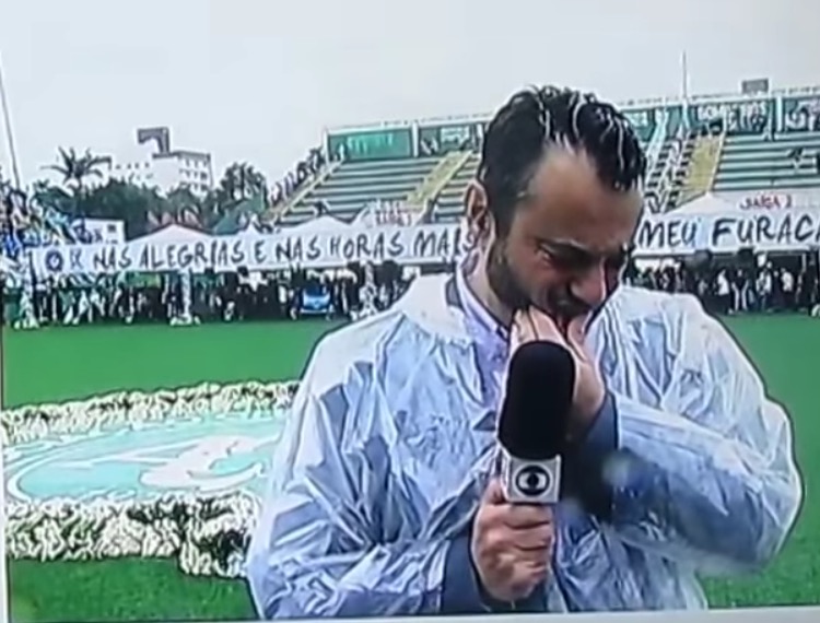 Jornalista da Globo, Eric Faria chora em campo durante velório coletivo