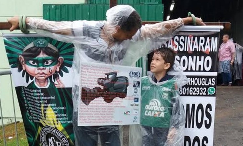 Torcedor da Chapecoense se amarra em cruz na frente da Arena Condá