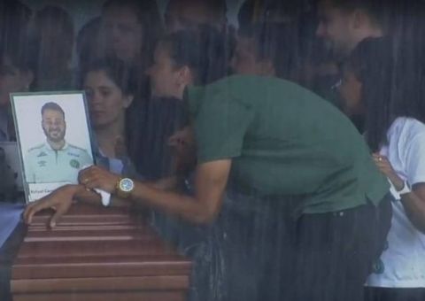 Jogadores de Barcelona e Real Madrid homenageiam a Chapecoense 