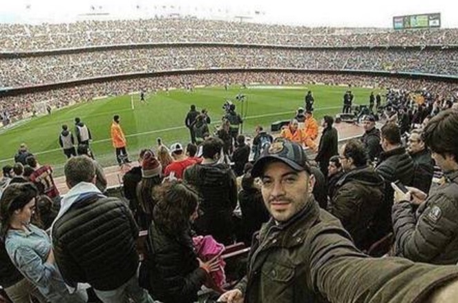  Bruna Marquezine é flagrada no fundo de selfie de torcedor no estádio do Barcelona 