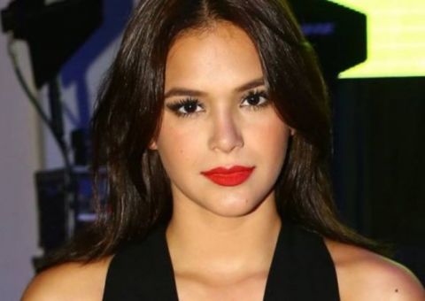  Bruna Marquezine é flagrada no fundo de selfie de torcedor no estádio do Barcelona 