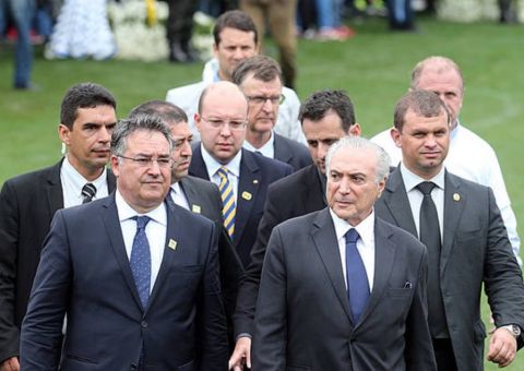 Sem receber vaias nem aplausos, Temer não faz pronunciamento durante velório