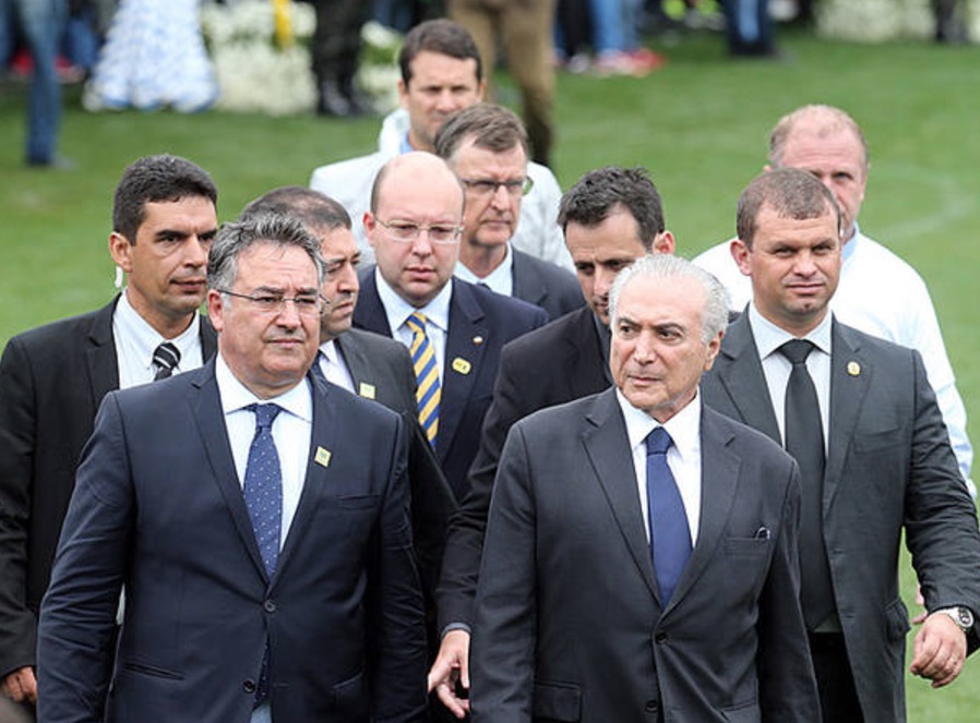 Sem receber vaias nem aplausos, Temer não faz pronunciamento durante velório