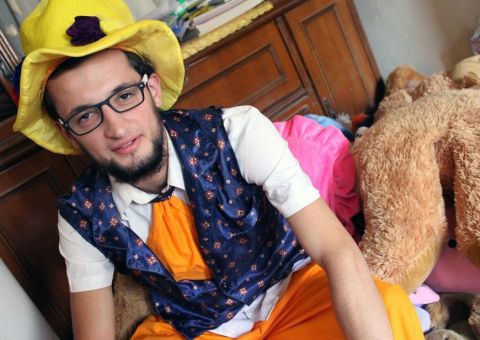 Jovem que se vestia de palhaço para alegrar crianças sírias, morre em ataque