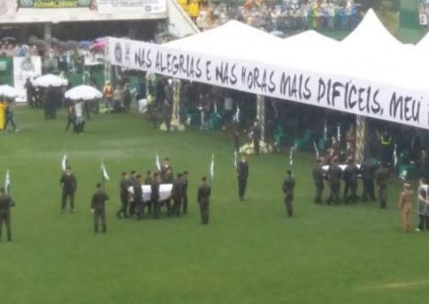 Jornalistas e jogadores da chapecoense são sepultados no interior de SP