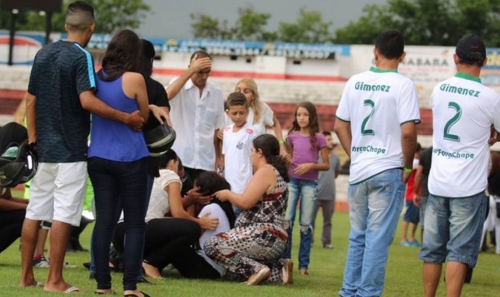 Mãe e viúva de lateral da Chapecoense trocam agressões em velório