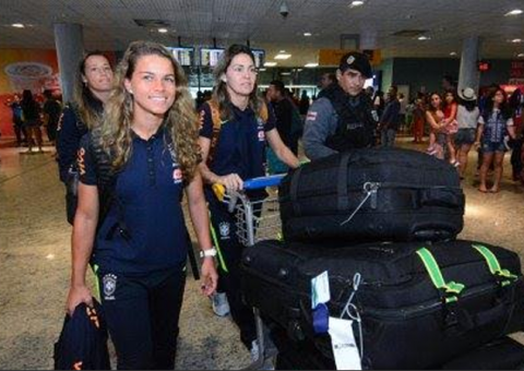 Seleção Brasileira feminina desembarca em Manaus para torneiro internacional de futebol