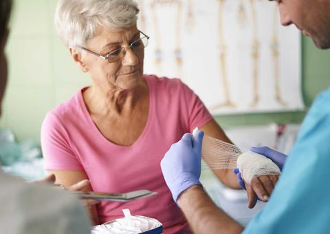 Por que as feridas demoram a cicatrizar em pessoas mais velhas?