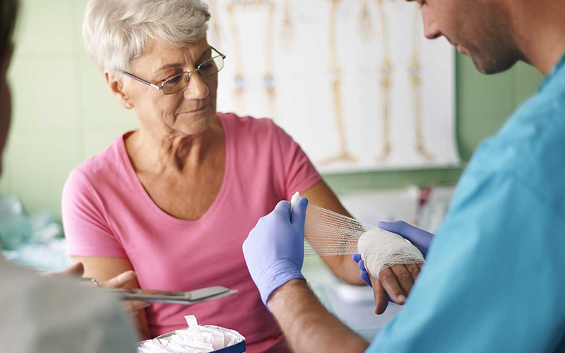 Por que as feridas demoram a cicatrizar em pessoas mais velhas?