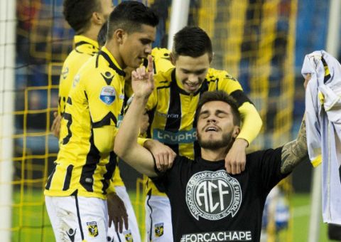 Árbitro deveria aplicar cartão amarelo após jogador tirar camisa durante jogo, mas surpreende com atitude