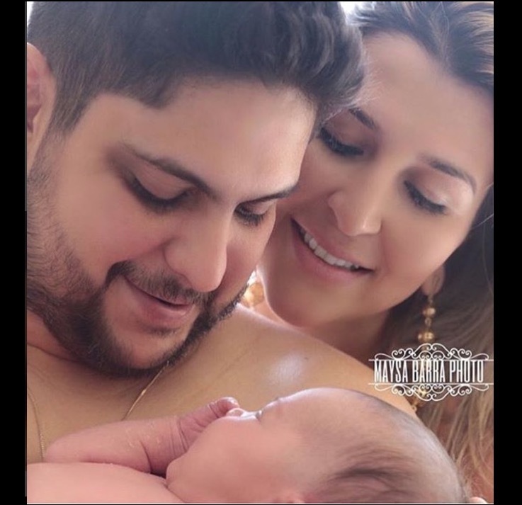 Jorge, da dupla com Mateus, posa com filho e esposa