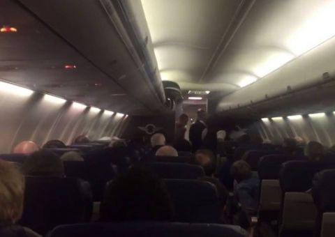 Mulher entra em trabalho de parto e dá a luz durante voo 