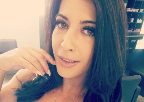 Ex-BBB Priscila Pires aparece nua na cama em foto feita pelo namorado