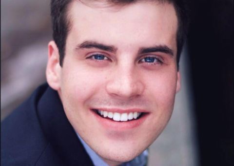 Jovem é impedido de cantar no velório da avó por ser gay 