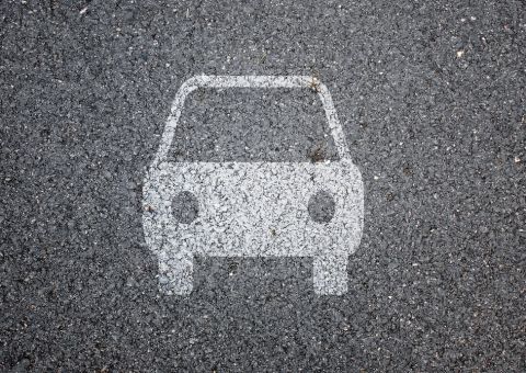 Motorista morre no volante e é multado por estacionamento irregular 