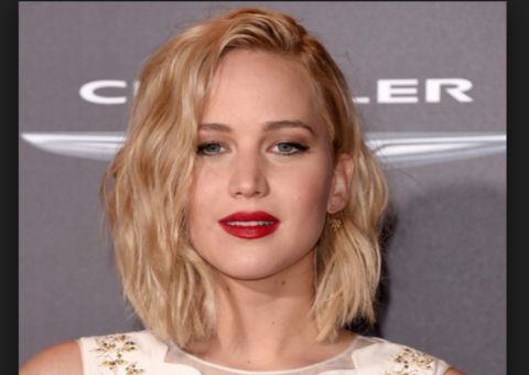 Jennifer Lawrence revela que quase matou homem ao coçar bumbum