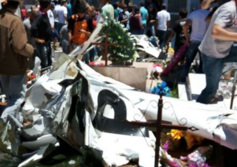 Avião cai em cemitério e piloto morre no Paraná