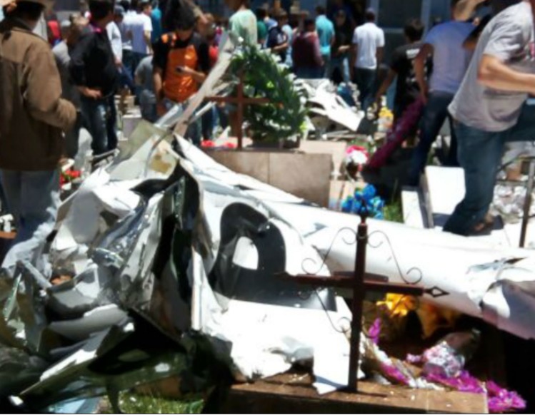 Avião cai em cemitério e piloto morre no Paraná