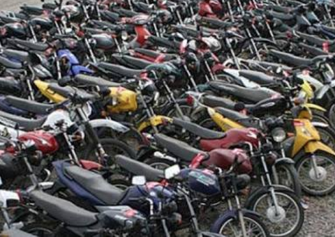 600 veículos serão ofertados em último leilão do Detran-AM