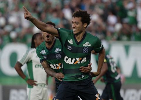 Jogador da Chapecoense permanece em estado crítico, afirmam os médicos