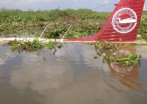 Avião cai em rio na Colômbia após falha técnica