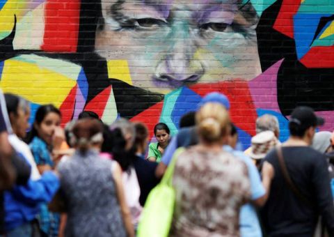 Mulheres desesperadas vendem cabelo para comprar comida