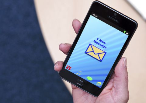 Homem é condenado à prisão após compartilhar piada no celular