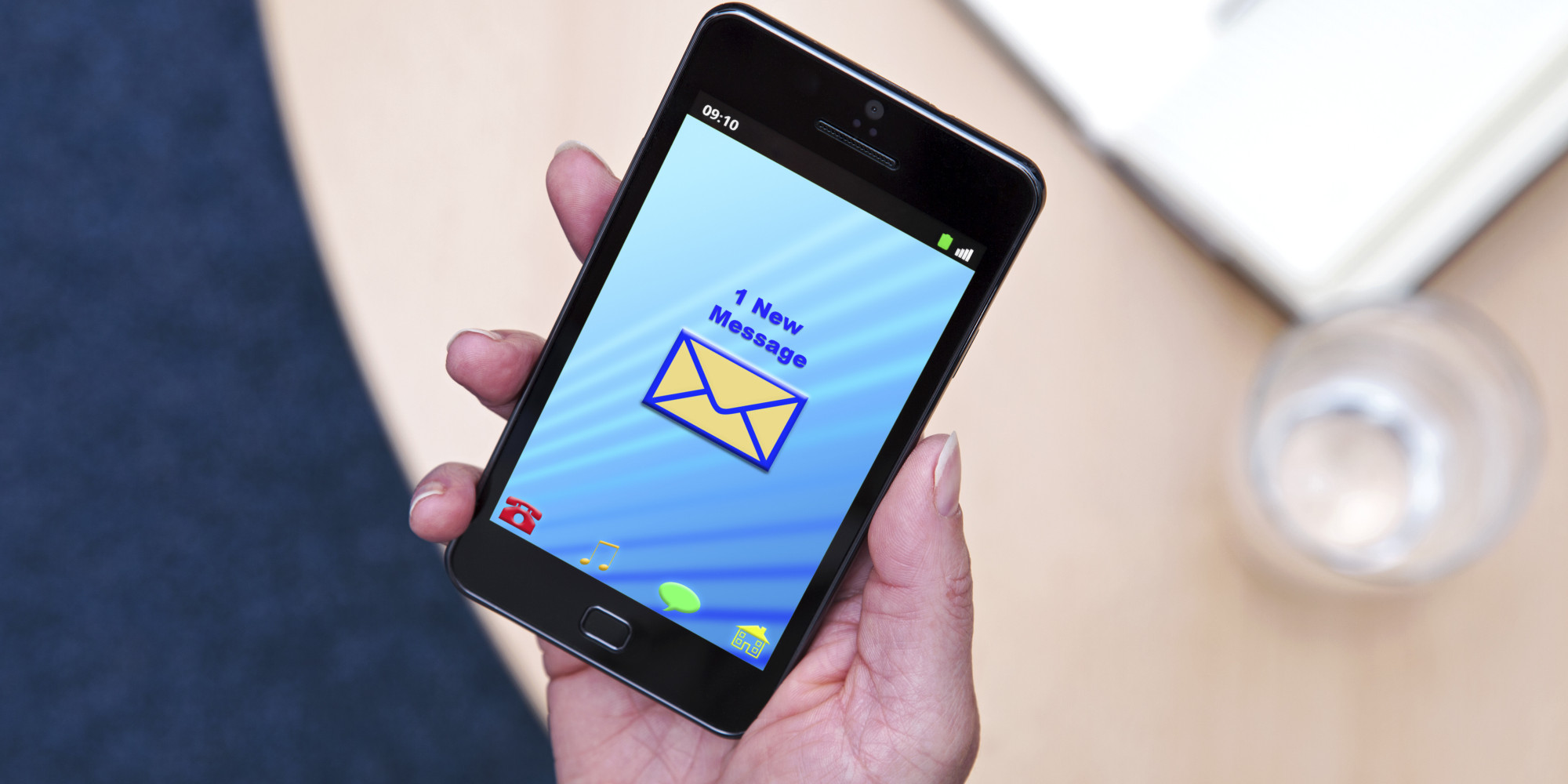 Homem é condenado à prisão após compartilhar piada no celular