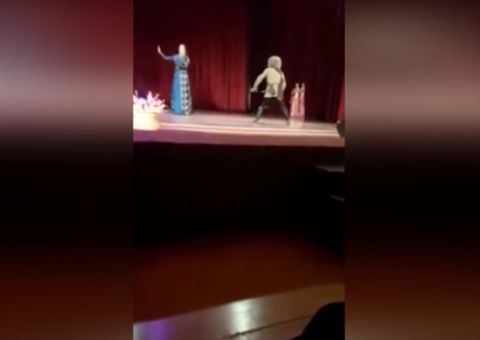 Dançarino morre no palco e plateia pensa que é parte do espetáculo
