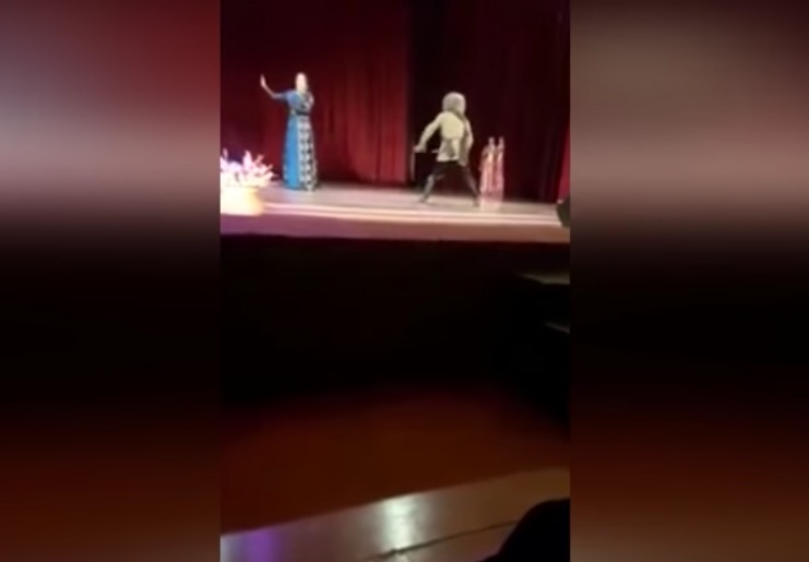 Dançarino morre no palco e plateia pensa que é parte do espetáculo