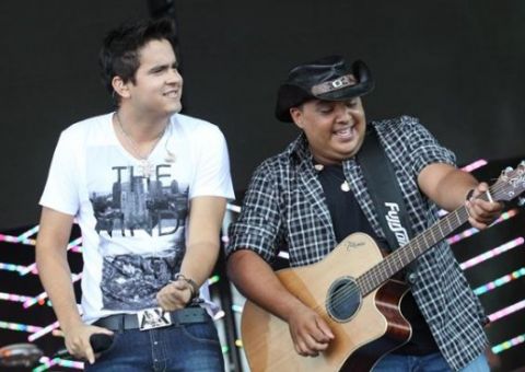Cantor sertanejo bate com carro e é autuado por dirigir bêbado
