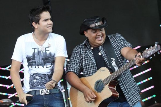 Cantor sertanejo bate com carro e é autuado por dirigir bêbado