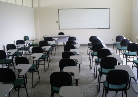 Diretor é preso por humilhar aluno que foi à escola de chinelo