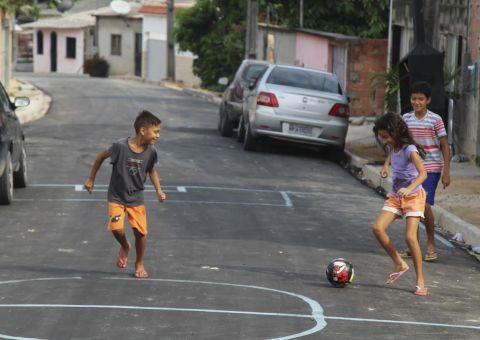 Travessa 12 no bairro Mutirão recebe asfaltamento 
